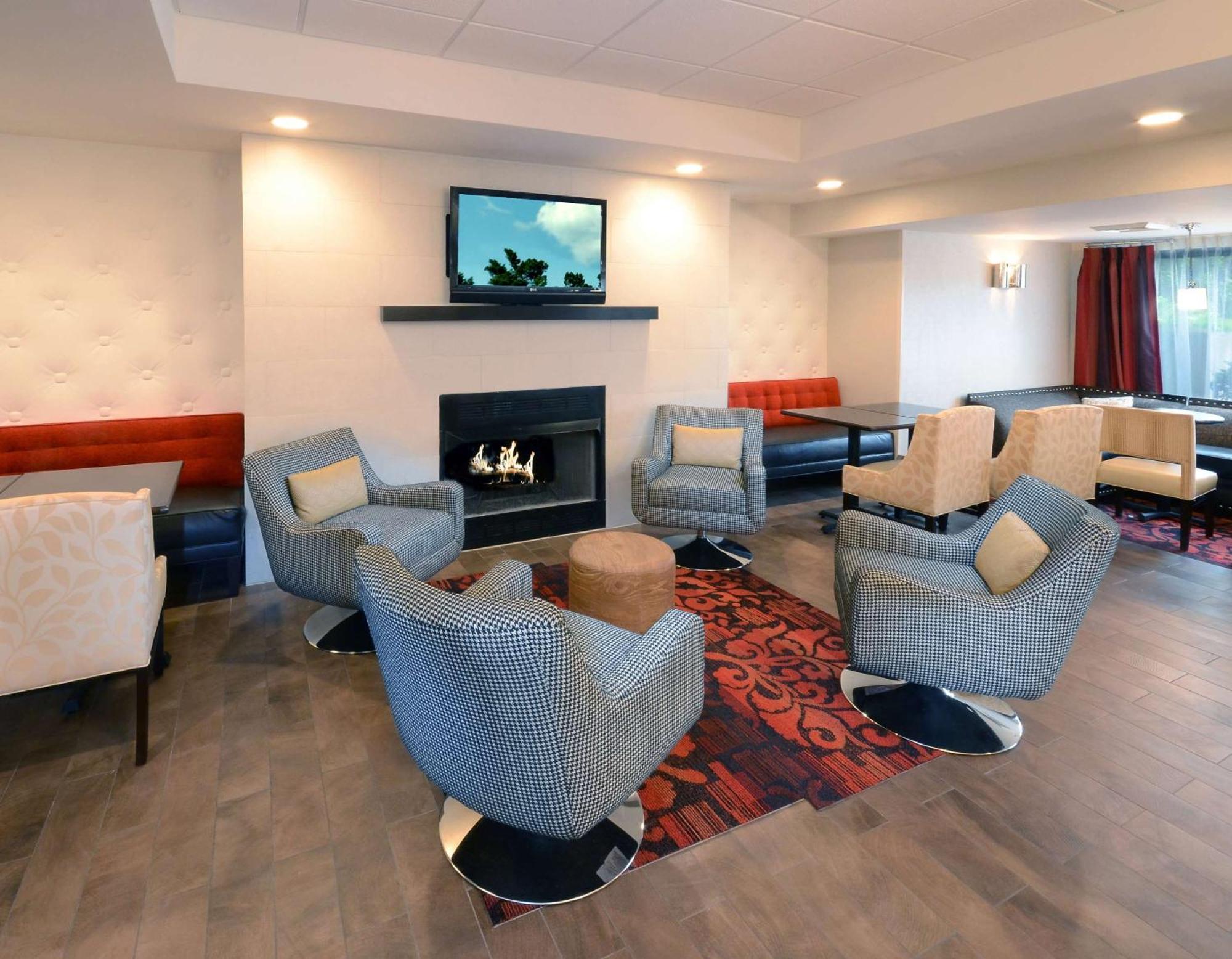 Hampton Inn Raleigh Capital Blvd North Exterior photo