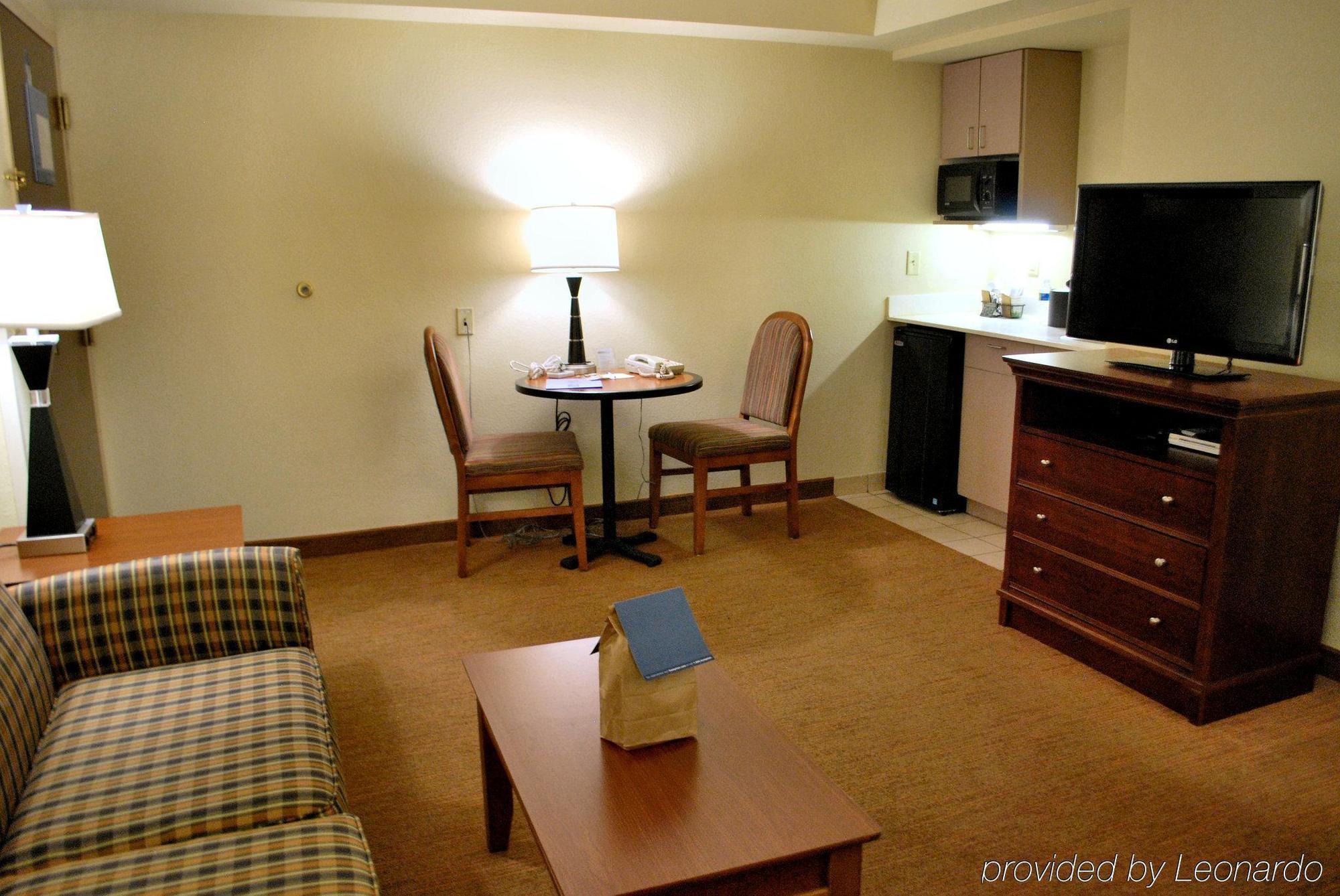 Hampton Inn Raleigh Capital Blvd North Room photo