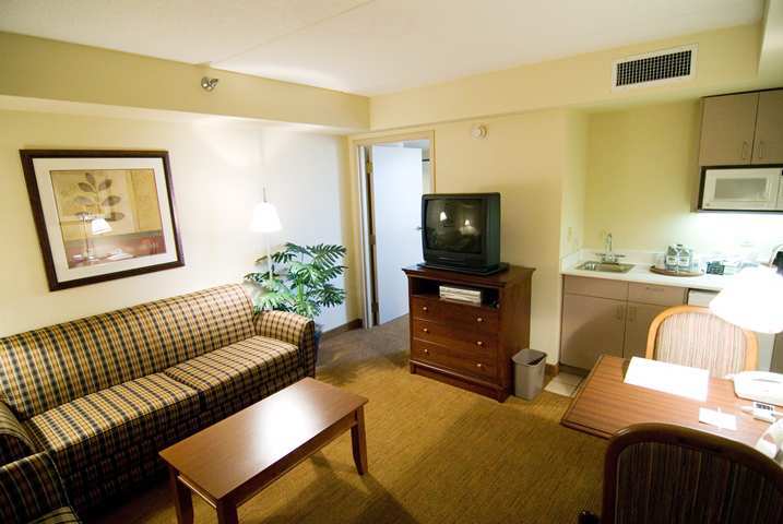 Hampton Inn Raleigh Capital Blvd North Room photo