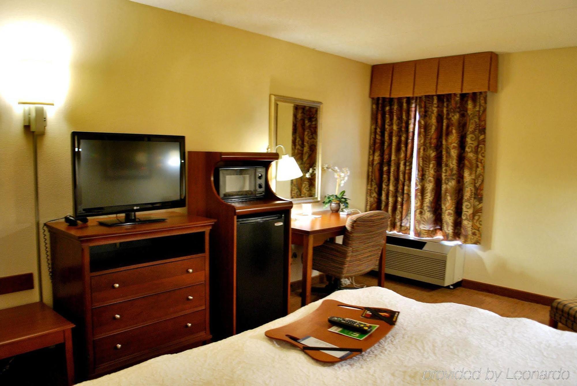 Hampton Inn Raleigh Capital Blvd North Room photo