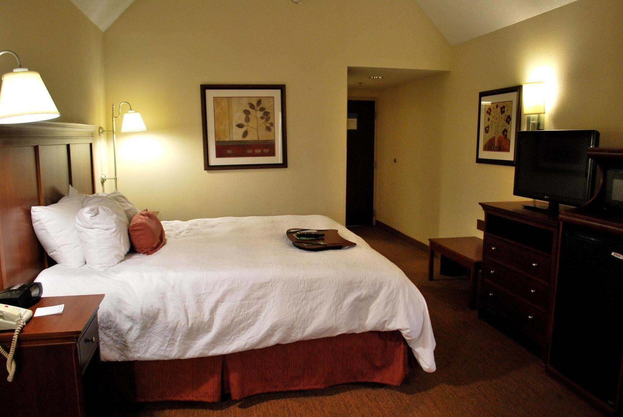 Hampton Inn Raleigh Capital Blvd North Room photo